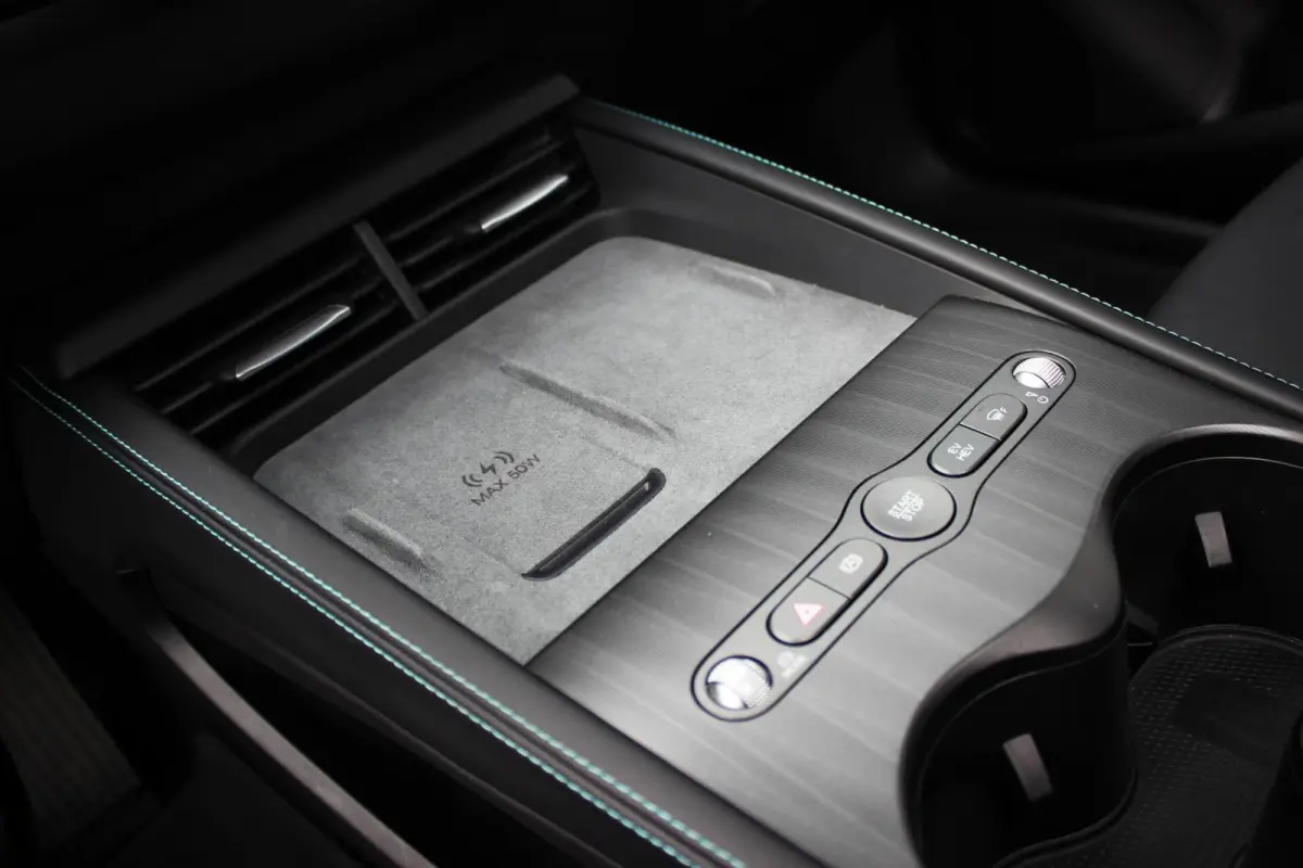 1.5 DM-i Comfort Lite // Long Range 19 kWh | Panoramadak | 360 camera | Sfeerverlichting | Smartphone Key | CarPlay & Android Auto | Fabrieksgarantie