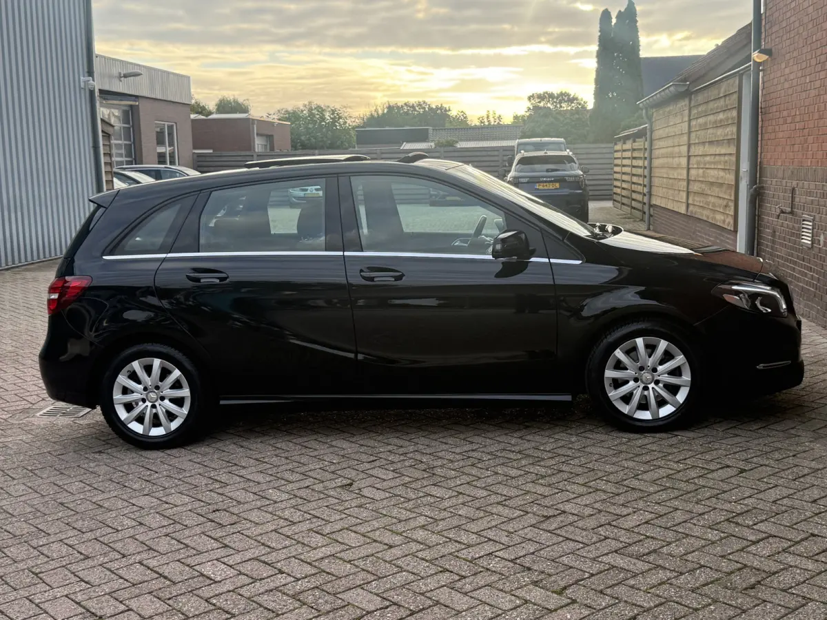 180 Lease Edition Plus | AUTOMAAT | PANO | TREKHAAK | CAMERA | NAVI | CRUISE |