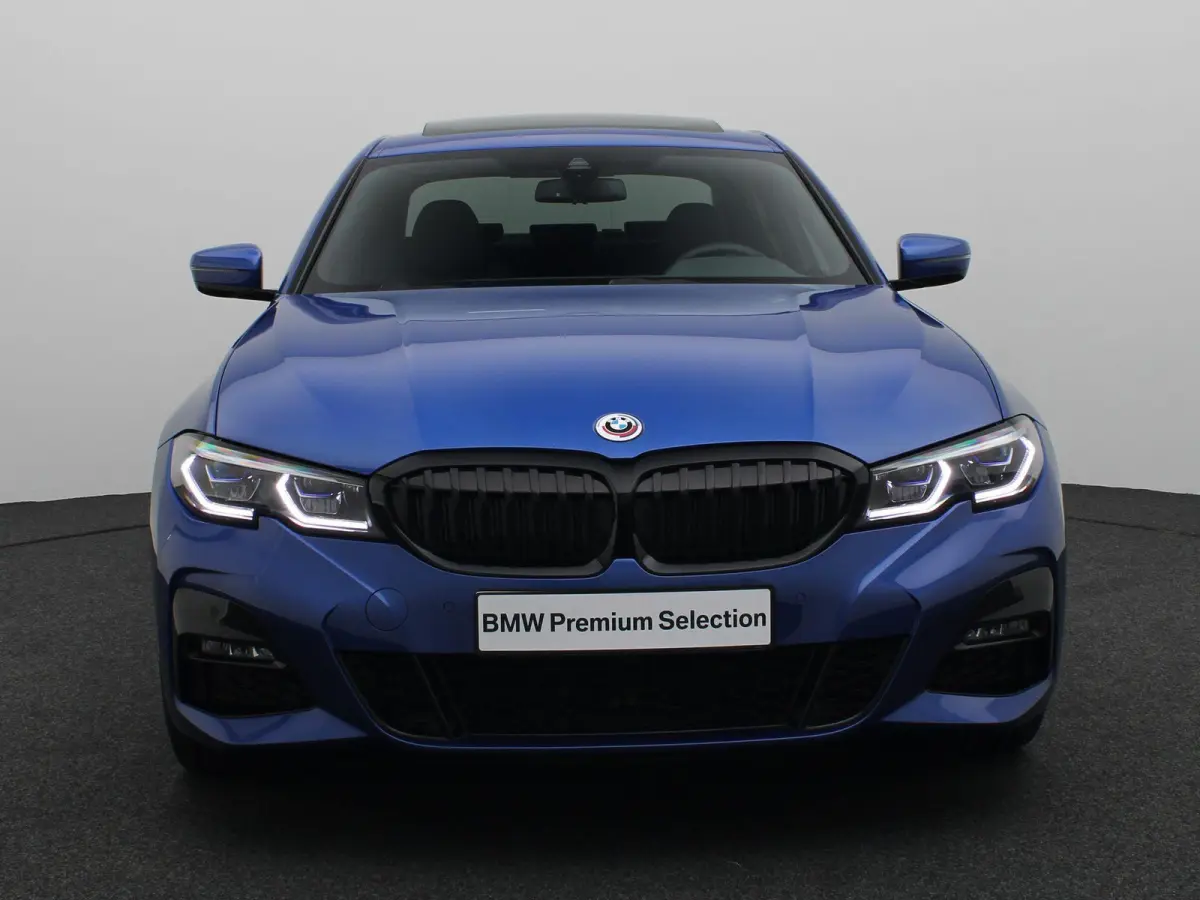 320e High Executive | M Sportpakket | Parking Pack | Safety Pack | Stuurwielrand verwarmd | Schuifdak | Elektrisch Verstelbare Sportstoelen | Harman Kardon | 19''