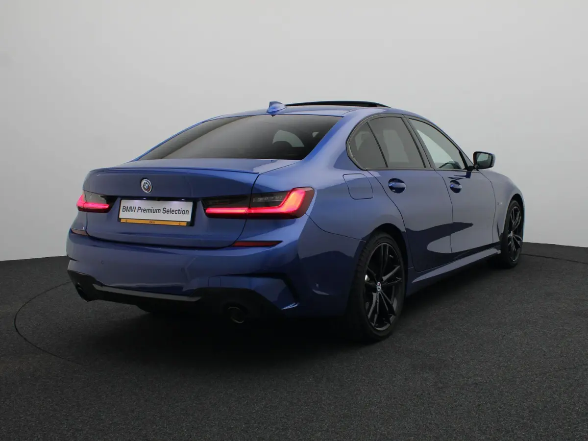 320e High Executive | M Sportpakket | Parking Pack | Safety Pack | Stuurwielrand verwarmd | Schuifdak | Elektrisch Verstelbare Sportstoelen | Harman Kardon | 19''