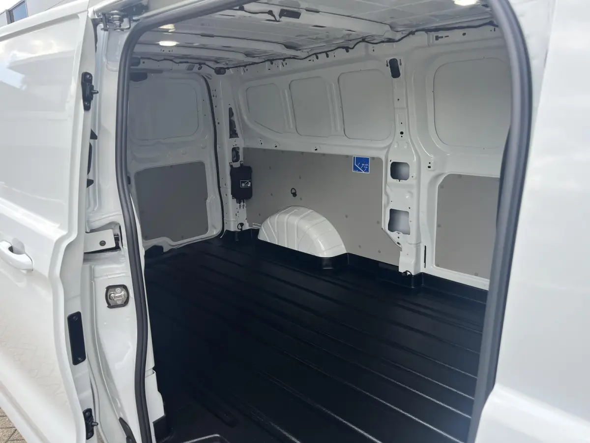 Cust. 340 L2H1 Limited 71 kWh | NU €12800.- VOORDEEL | 17" LMV | BLIS | 360 Graden Camera | WLTP 370KM Actieradius | Adaptieve Cruise Cntrl | Stoel\Spiegel En Voorruitverwarming |