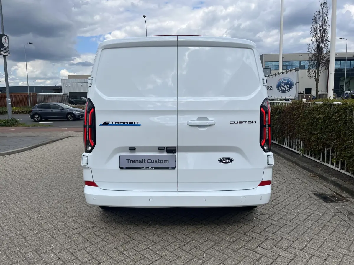 Cust. 340 L2H1 Limited 71 kWh | NU €12800.- VOORDEEL | 17" LMV | BLIS | 360 Graden Camera | WLTP 370KM Actieradius | Adaptieve Cruise Cntrl | Stoel\Spiegel En Voorruitverwarming |