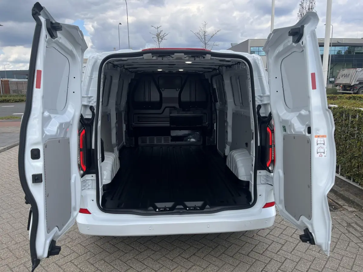 Cust. 340 L2H1 Limited 71 kWh | NU €12800.- VOORDEEL | 17" LMV | BLIS | 360 Graden Camera | WLTP 370KM Actieradius | Adaptieve Cruise Cntrl | Stoel\Spiegel En Voorruitverwarming |