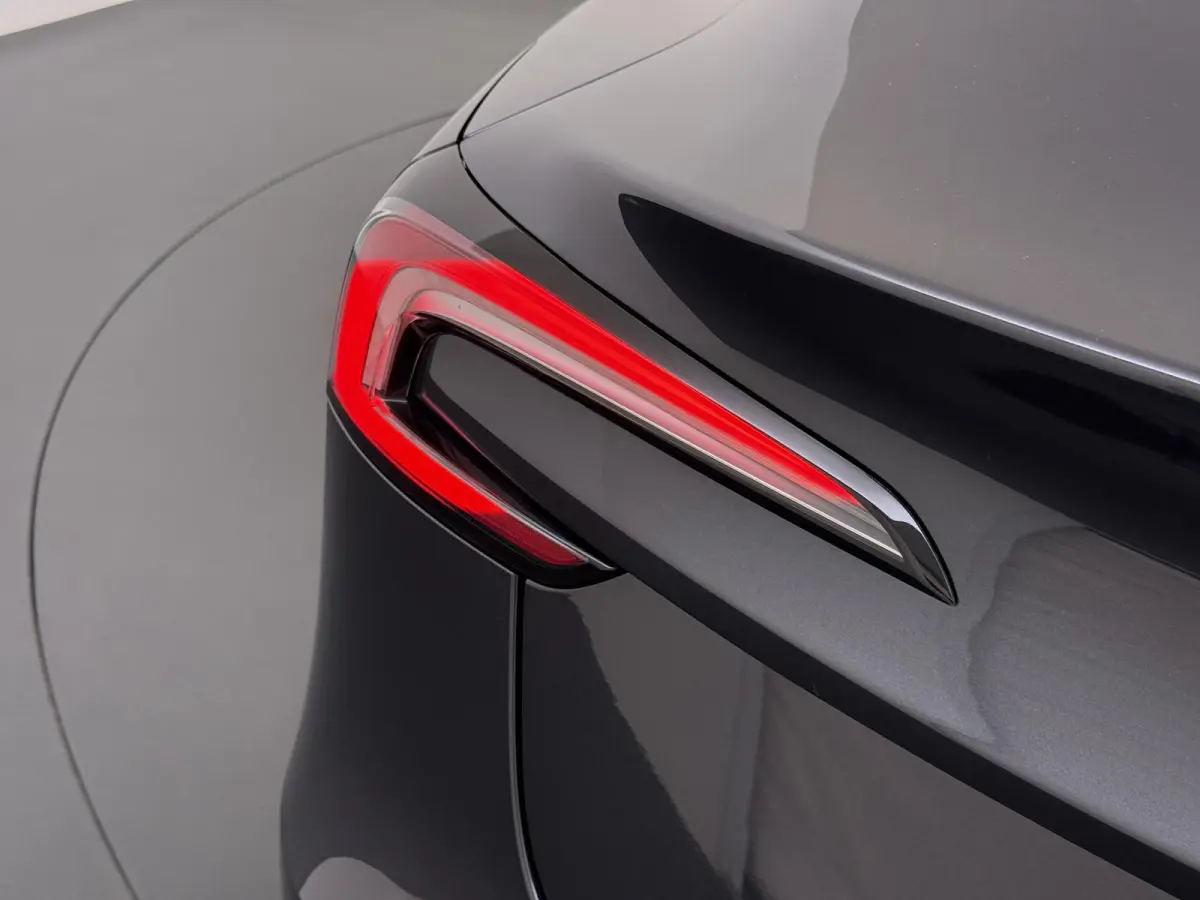Premium Long Range AWD 78 kWh VAN: 50.900,- VOOR: 47.440,- UW HERFSTVOORDEEL: 3.460,-| 8.000KM!| TESLA GARANTIE T/M 6-2030 OF 80.000KM! ACCU + AANDRIJFLIJN T/M 2034 OF 192.000KM!|