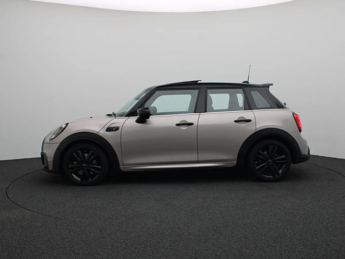 Cooper S John Cooper Works pakket + Stuurwielrand verwarmd + Panoramadak + Head-Up Display + 17''