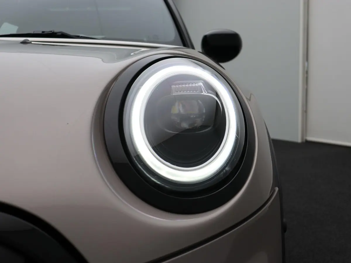 Cooper S John Cooper Works pakket + Stuurwielrand verwarmd + Panoramadak + Head-Up Display + 17''