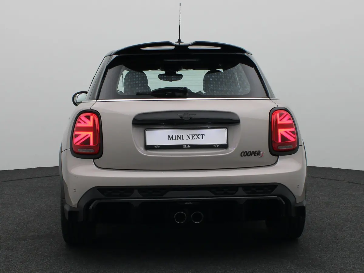Cooper S John Cooper Works pakket + Stuurwielrand verwarmd + Panoramadak + Head-Up Display + 17''