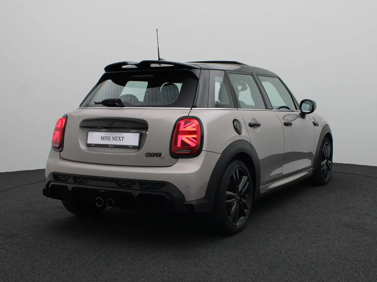 Cooper S John Cooper Works pakket + Stuurwielrand verwarmd + Panoramadak + Head-Up Display + 17''