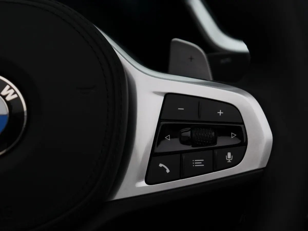 sDrive30i High Executive | M Sport Plus Pack | Parking Pack | Stuurwielrand verwarmd | Elektrisch verstelbare stoelen | Harman Kardon | 19''