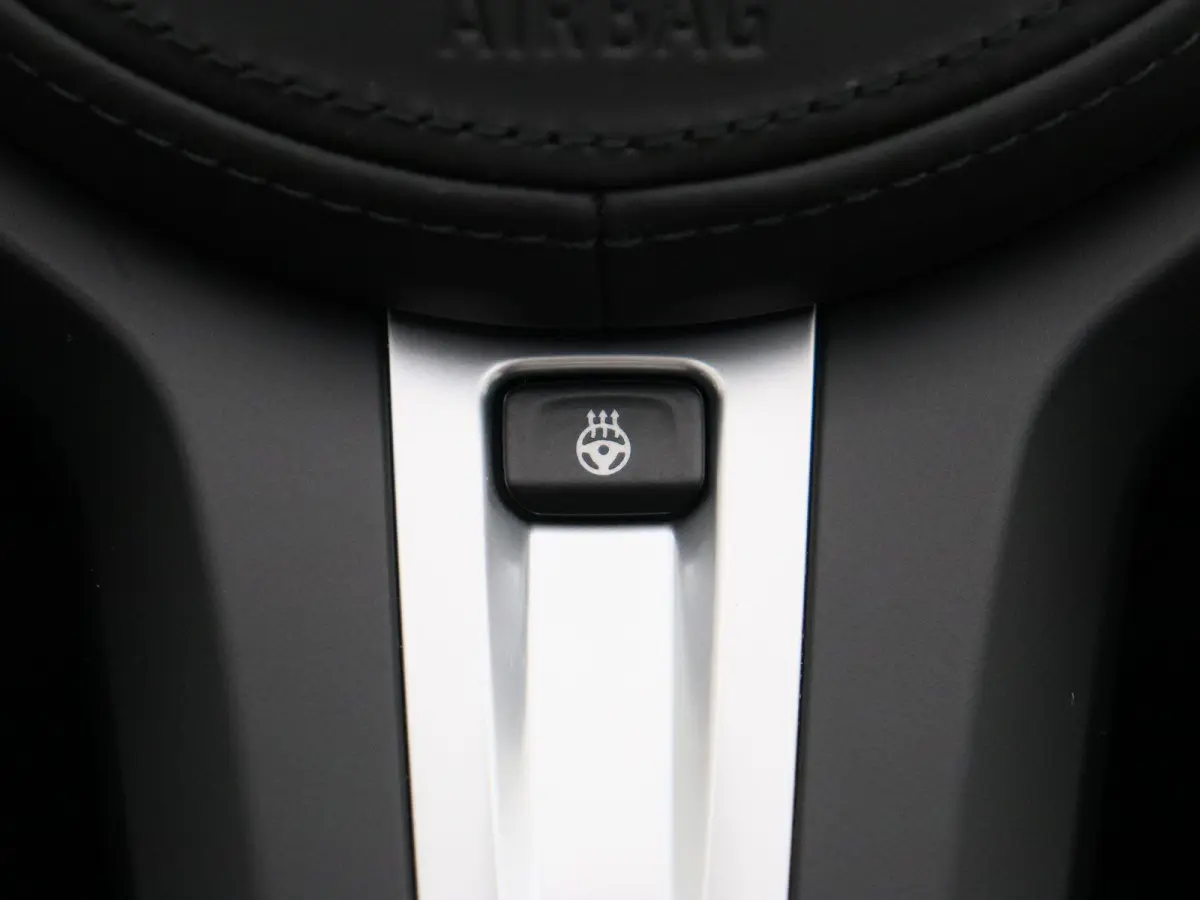sDrive30i High Executive | M Sport Plus Pack | Parking Pack | Stuurwielrand verwarmd | Elektrisch verstelbare stoelen | Harman Kardon | 19''