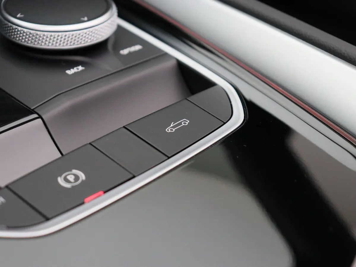sDrive30i High Executive | M Sport Plus Pack | Parking Pack | Stuurwielrand verwarmd | Elektrisch verstelbare stoelen | Harman Kardon | 19''