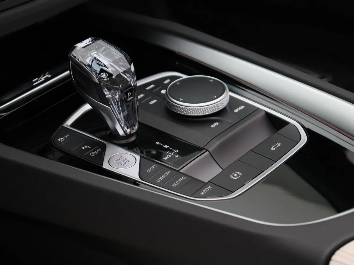 sDrive30i High Executive | M Sport Plus Pack | Parking Pack | Stuurwielrand verwarmd | Elektrisch verstelbare stoelen | Harman Kardon | 19''