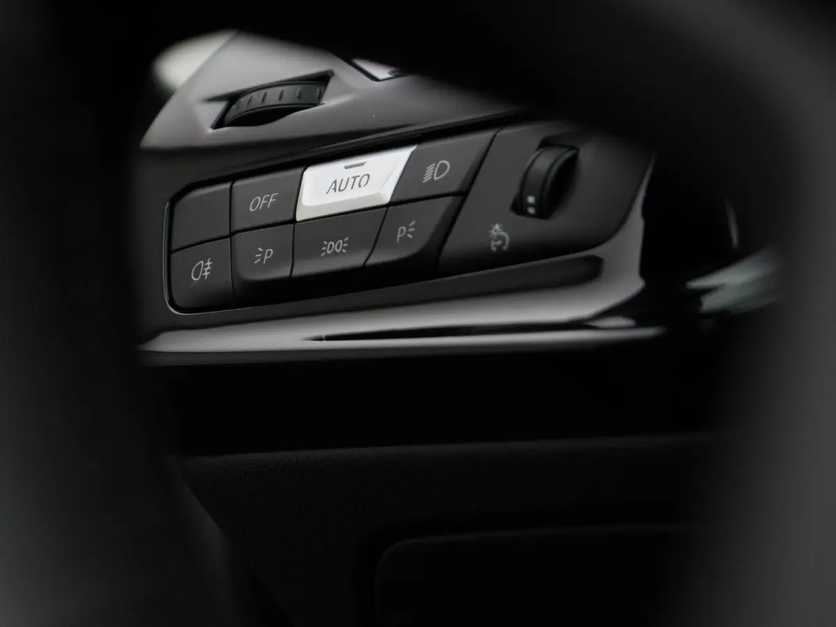 sDrive30i High Executive | M Sport Plus Pack | Parking Pack | Stuurwielrand verwarmd | Elektrisch verstelbare stoelen | Harman Kardon | 19''