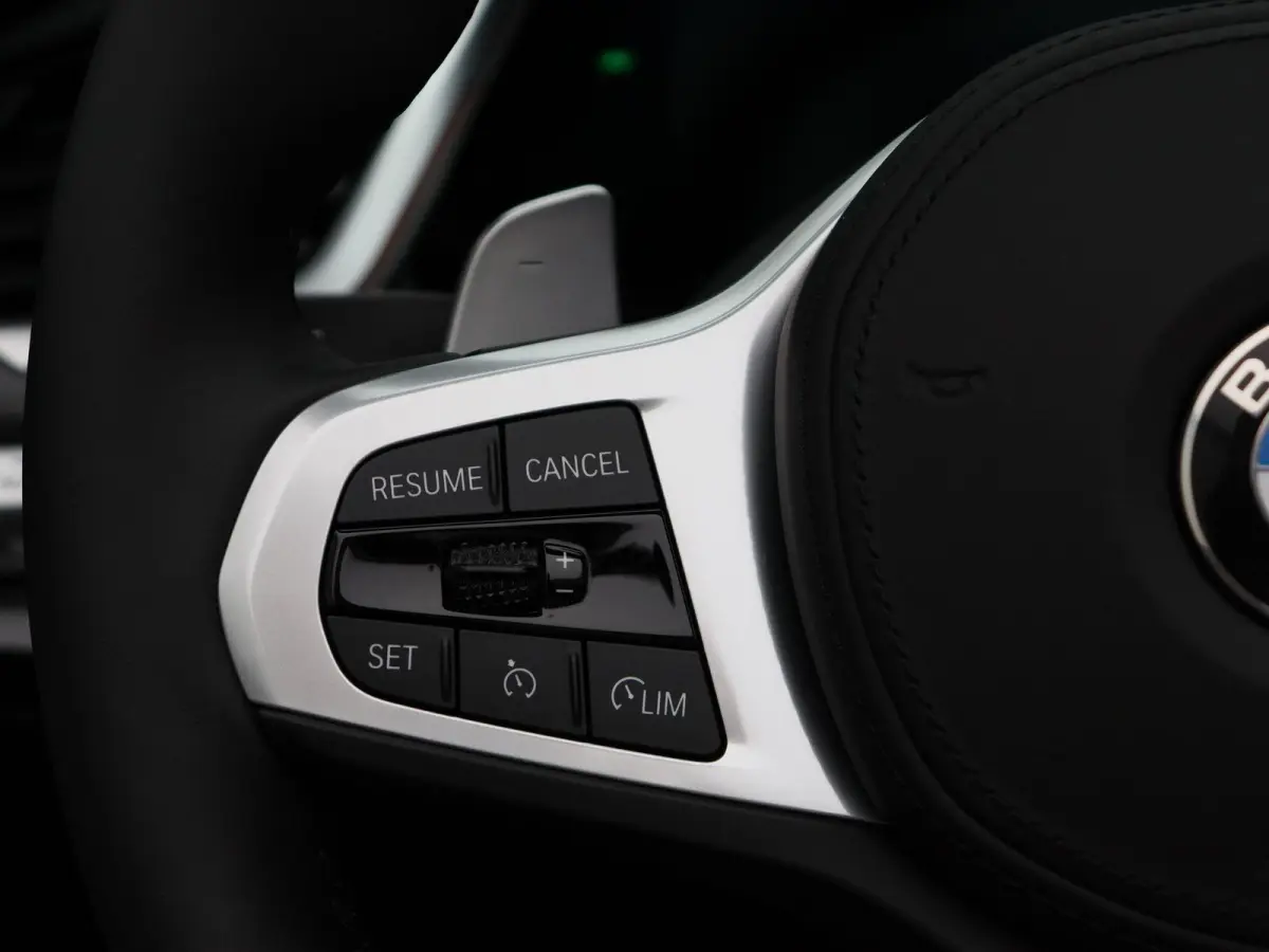 sDrive30i High Executive | M Sport Plus Pack | Parking Pack | Stuurwielrand verwarmd | Elektrisch verstelbare stoelen | Harman Kardon | 19''