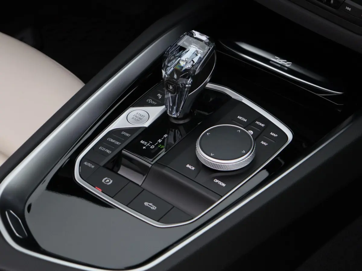 sDrive30i High Executive | M Sport Plus Pack | Parking Pack | Stuurwielrand verwarmd | Elektrisch verstelbare stoelen | Harman Kardon | 19''