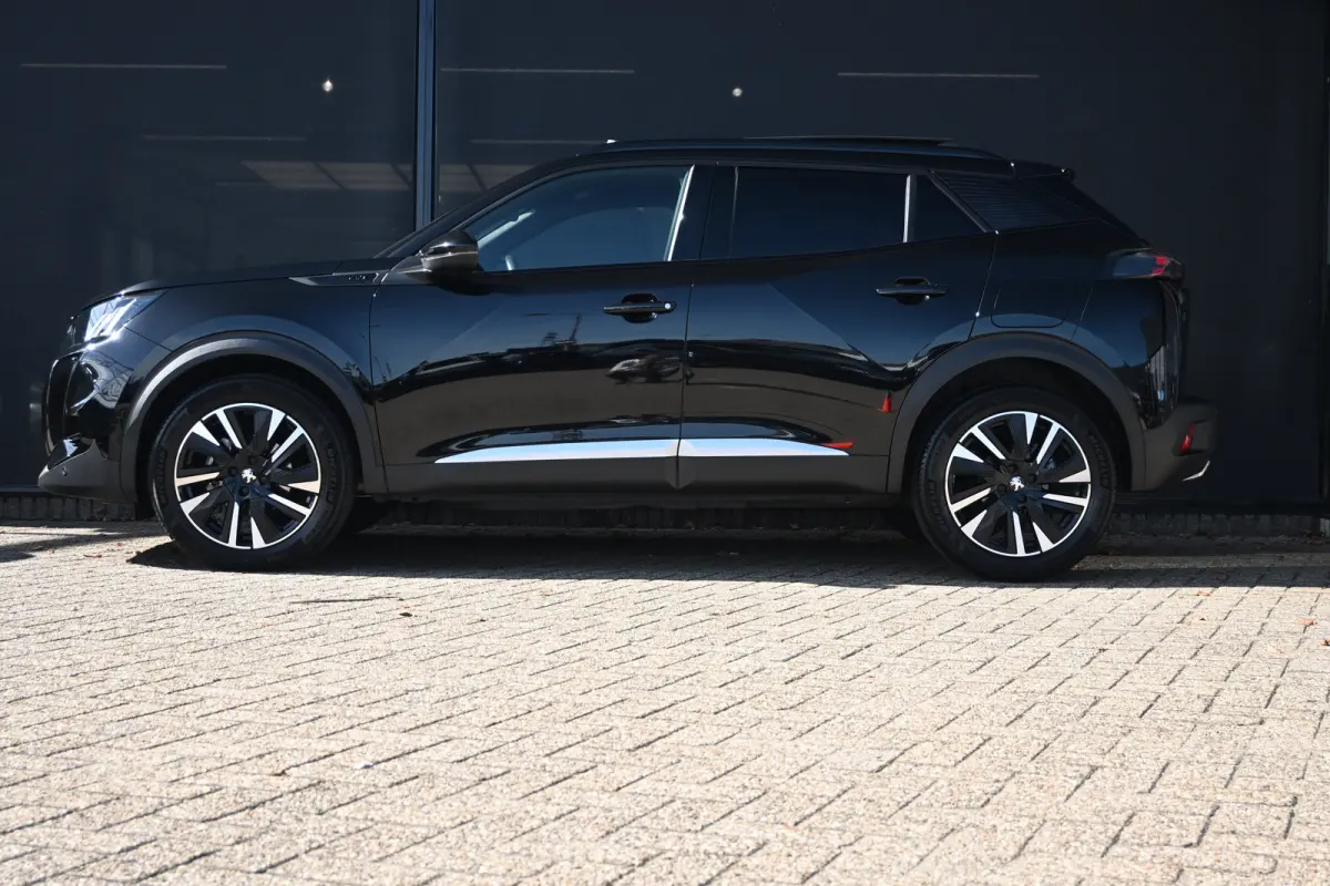 1.2 PureTech GT Pack | Adaptive Cruise Control | Stoelverwarming | Schuif/Kanteldak | Navi by App | Dodehoek Detectie | DAB | Achteruitrijcamera | Full-Led | Leder/Alcantara bekleding | LMV 