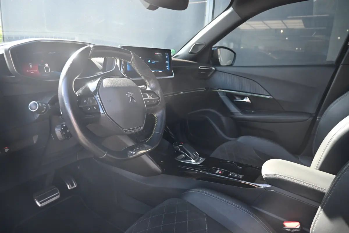 1.2 PureTech GT Pack | Adaptive Cruise Control | Stoelverwarming | Schuif/Kanteldak | Navi by App | Dodehoek Detectie | DAB | Achteruitrijcamera | Full-Led | Leder/Alcantara bekleding | LMV 