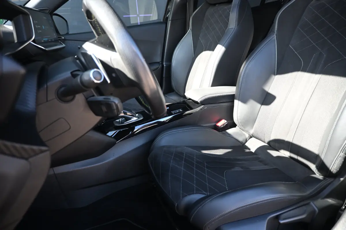 1.2 PureTech GT Pack | Adaptive Cruise Control | Stoelverwarming | Schuif/Kanteldak | Navi by App | Dodehoek Detectie | DAB | Achteruitrijcamera | Full-Led | Leder/Alcantara bekleding | LMV 