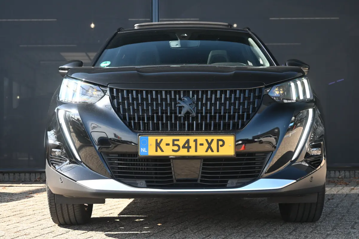 1.2 PureTech GT Pack | Adaptive Cruise Control | Stoelverwarming | Schuif/Kanteldak | Navi by App | Dodehoek Detectie | DAB | Achteruitrijcamera | Full-Led | Leder/Alcantara bekleding | LMV 