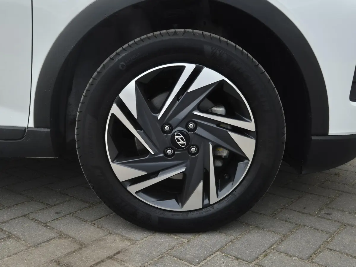 1.0 T-GDI Comfort / Trekhaak vast / Navigatie via Apple Carplay of Android Auto / Airco / Cruise control / Achteruitrijcamera / Draadloze telefoon lader / Parkeersensoren achter /