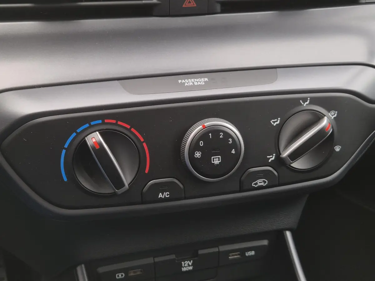 1.0 T-GDI Comfort / Trekhaak vast / Navigatie via Apple Carplay of Android Auto / Airco / Cruise control / Achteruitrijcamera / Draadloze telefoon lader / Parkeersensoren achter /
