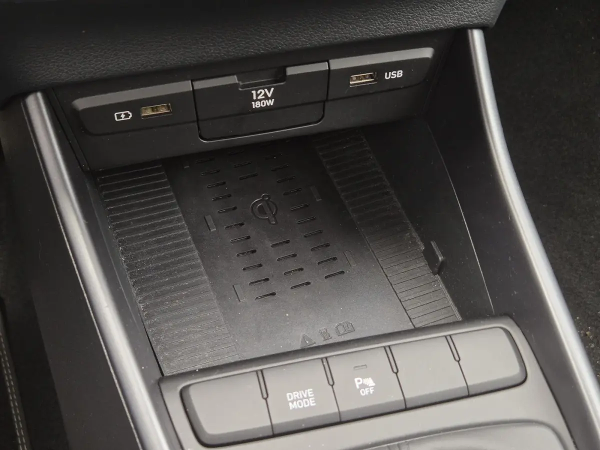 1.0 T-GDI Comfort / Trekhaak vast / Navigatie via Apple Carplay of Android Auto / Airco / Cruise control / Achteruitrijcamera / Draadloze telefoon lader / Parkeersensoren achter /