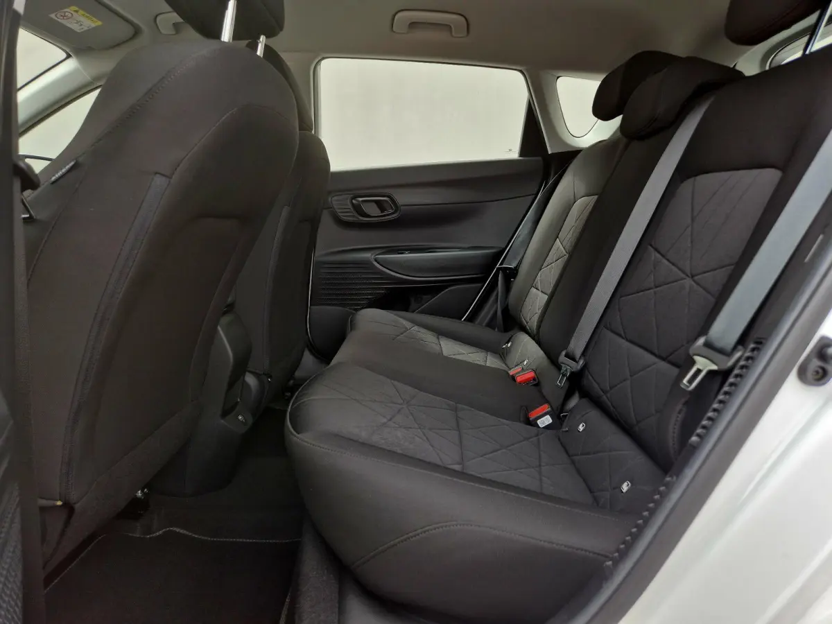1.0 T-GDI Comfort / Trekhaak vast / Navigatie via Apple Carplay of Android Auto / Airco / Cruise control / Achteruitrijcamera / Draadloze telefoon lader / Parkeersensoren achter /