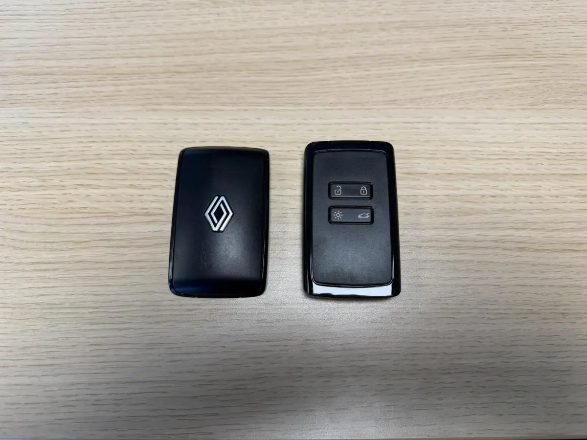 1.6 E-Tech full hybrid 145 techno / Fabrieksgarantie tot 04-2027 / Adaptieve Cruise / Camera / Navigatie / Elektr. Achterklep / Dodehoek Detectie / Apple Carplay & Android Auto /