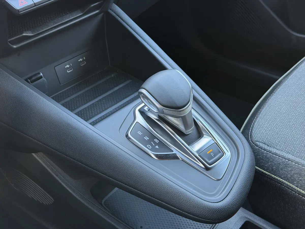1.6 E-Tech full hybrid 145 techno / Fabrieksgarantie tot 04-2027 / Adaptieve Cruise / Camera / Navigatie / Elektr. Achterklep / Dodehoek Detectie / Apple Carplay & Android Auto /