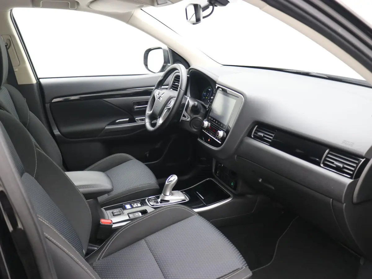 2.4 PHEV Pure / Stoelverwarming / Navigatie via Android Auto/Apple Carplay / Cruise Control / Achteruit Rij Camera / Trekhaak / 1500 kg Trekgewicht / Dealeronderhouden / / Stoelverwarming / 