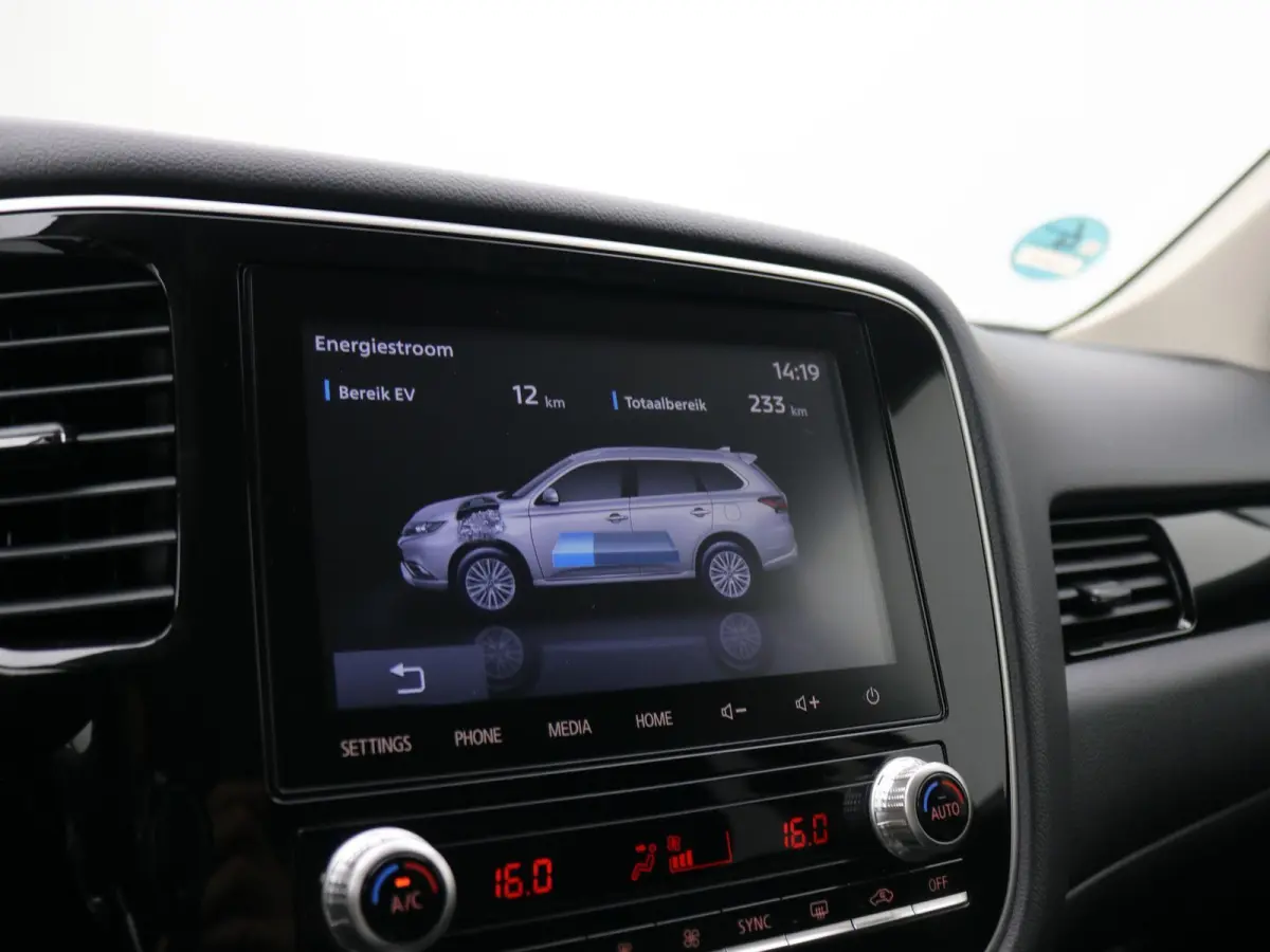 2.4 PHEV Pure / Stoelverwarming / Navigatie via Android Auto/Apple Carplay / Cruise Control / Achteruit Rij Camera / Trekhaak / 1500 kg Trekgewicht / Dealeronderhouden / / Stoelverwarming / 