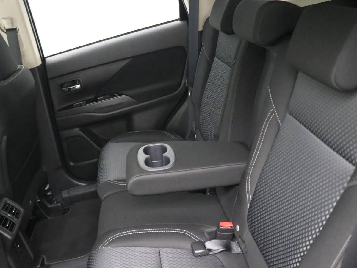2.4 PHEV Pure / Stoelverwarming / Navigatie via Android Auto/Apple Carplay / Cruise Control / Achteruit Rij Camera / Trekhaak / 1500 kg Trekgewicht / Dealeronderhouden / / Stoelverwarming / 