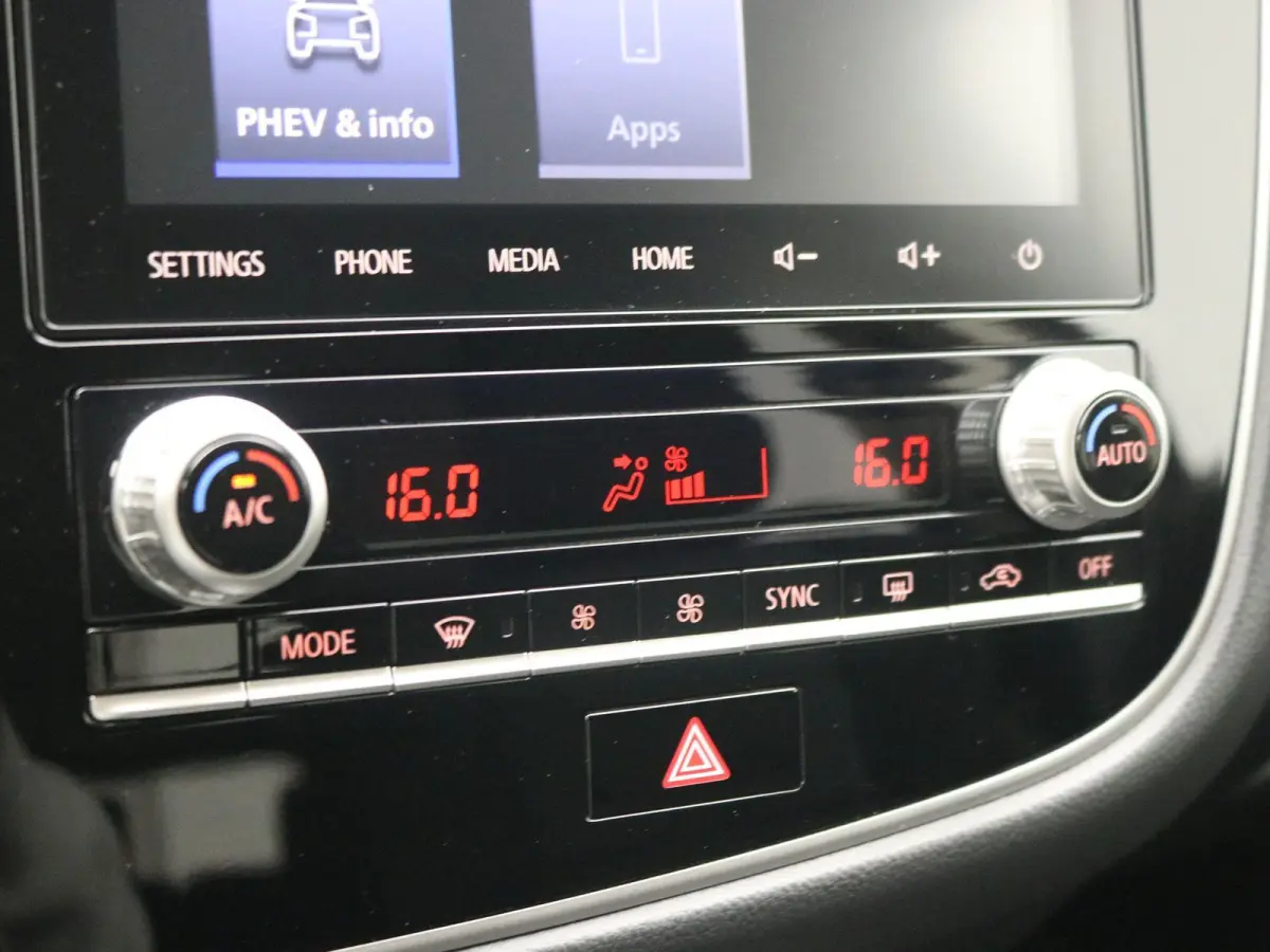 2.4 PHEV Pure / Stoelverwarming / Navigatie via Android Auto/Apple Carplay / Cruise Control / Achteruit Rij Camera / Trekhaak / 1500 kg Trekgewicht / Dealeronderhouden / / Stoelverwarming / 