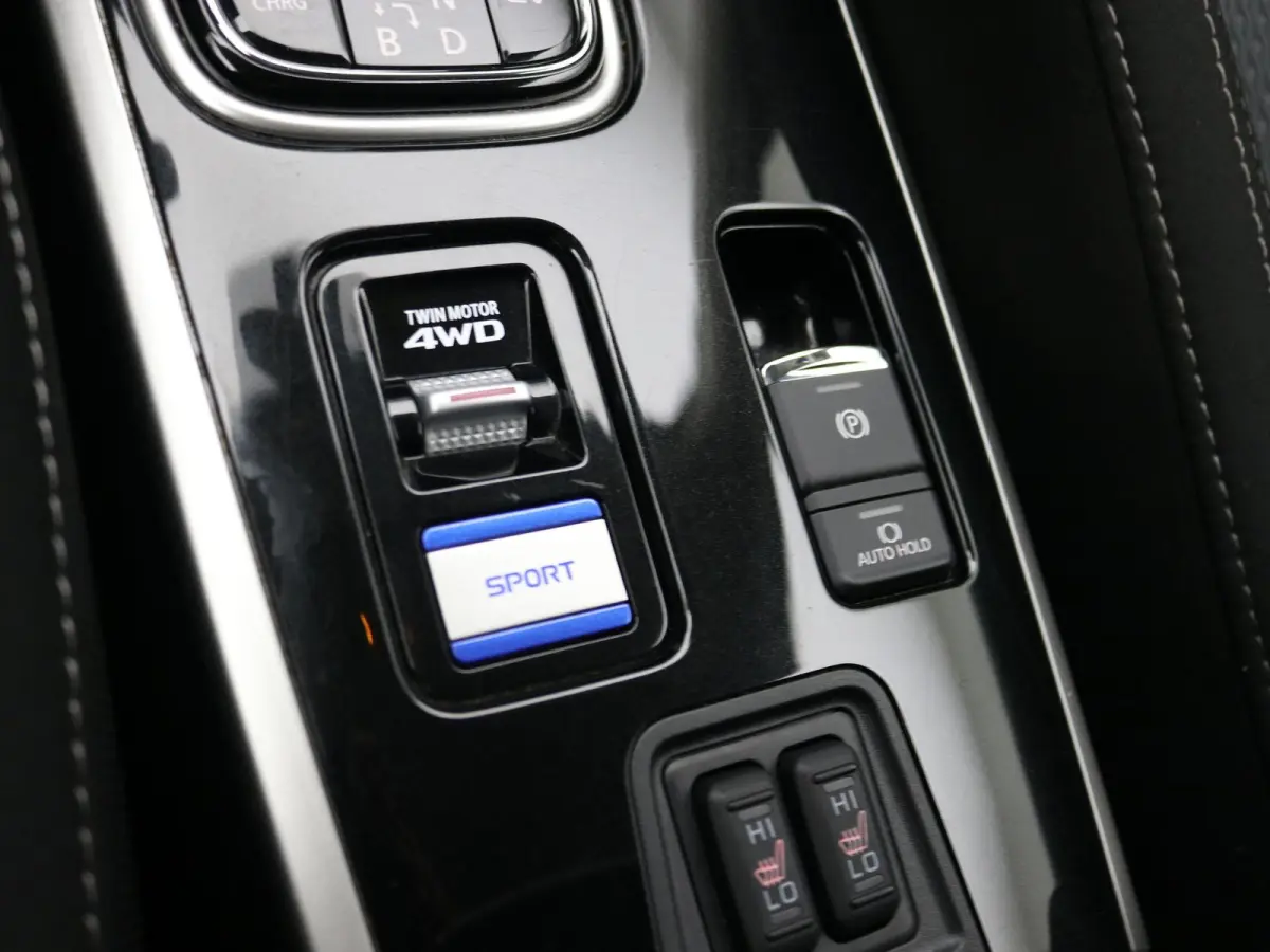 2.4 PHEV Pure / Stoelverwarming / Navigatie via Android Auto/Apple Carplay / Cruise Control / Achteruit Rij Camera / Trekhaak / 1500 kg Trekgewicht / Dealeronderhouden / / Stoelverwarming / 