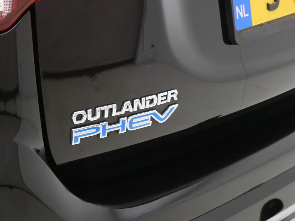 2.4 PHEV Pure / Stoelverwarming / Navigatie via Android Auto/Apple Carplay / Cruise Control / Achteruit Rij Camera / Trekhaak / 1500 kg Trekgewicht / Dealeronderhouden / / Stoelverwarming / 