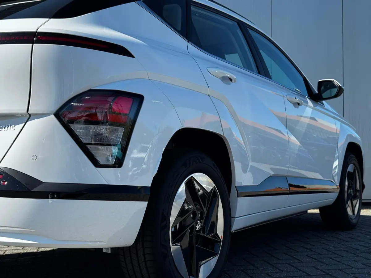 Comfort 64.8 kWh / € 4.000,- voordeel op nieuwprijs / Rijklaarprijs / Direct Leverbaar / Navigatie / 5 Jaar Fabrieks garantie /