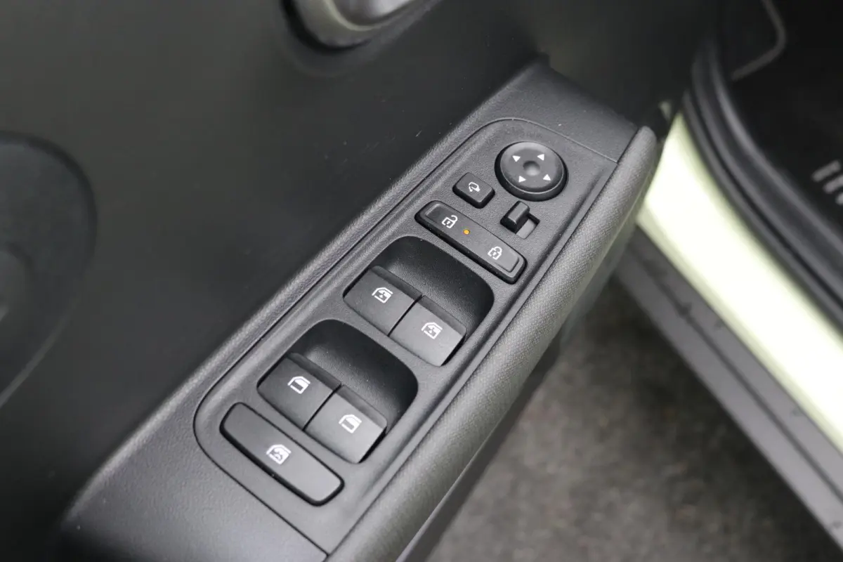 Evolve 49 kWh / Navigatie / Adaptieve Cruise Control / NL Auto / Fabrieksgarantie / Keyless Entry / 17" LMV / Dakrails / Historie aanwezig / | 17" LMV / Verschuifbare achterbank / 3-Fase Lad