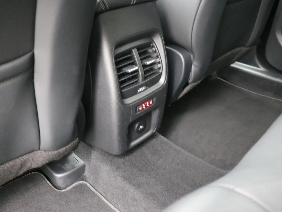 2.5 PHEV Vignale / 1.500kg Trekgewicht / HUD / Driver Assistance Pack / Technology Pack / Stuur-, Stoel en Achterbank verwarming / Adaptieve CC / Apple Carplay Android Auto / | Achterbank ve