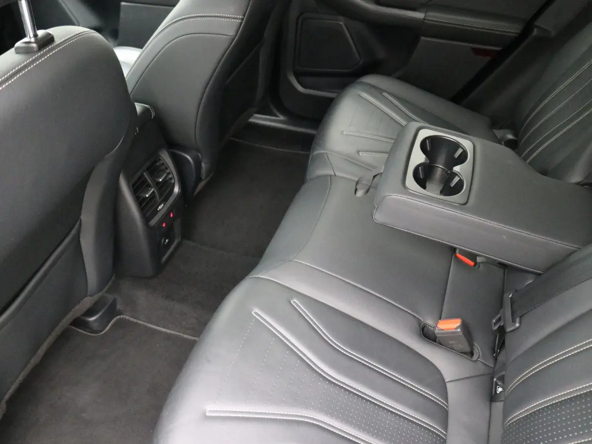 2.5 PHEV Vignale / 1.500kg Trekgewicht / HUD / Driver Assistance Pack / Technology Pack / Stuur-, Stoel en Achterbank verwarming / Adaptieve CC / Apple Carplay Android Auto / | Achterbank ve
