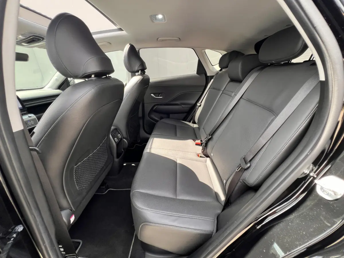 1.6 GDI HEV Premium Sky / Fabrieksgarantie tot 10-2028 / Schuifdak / Leder / Camera 360° / Elektr. stoelen en klep / Stoelventilatie / Stuur-, stoel- en achterbankverwarming / Navi / Apple 