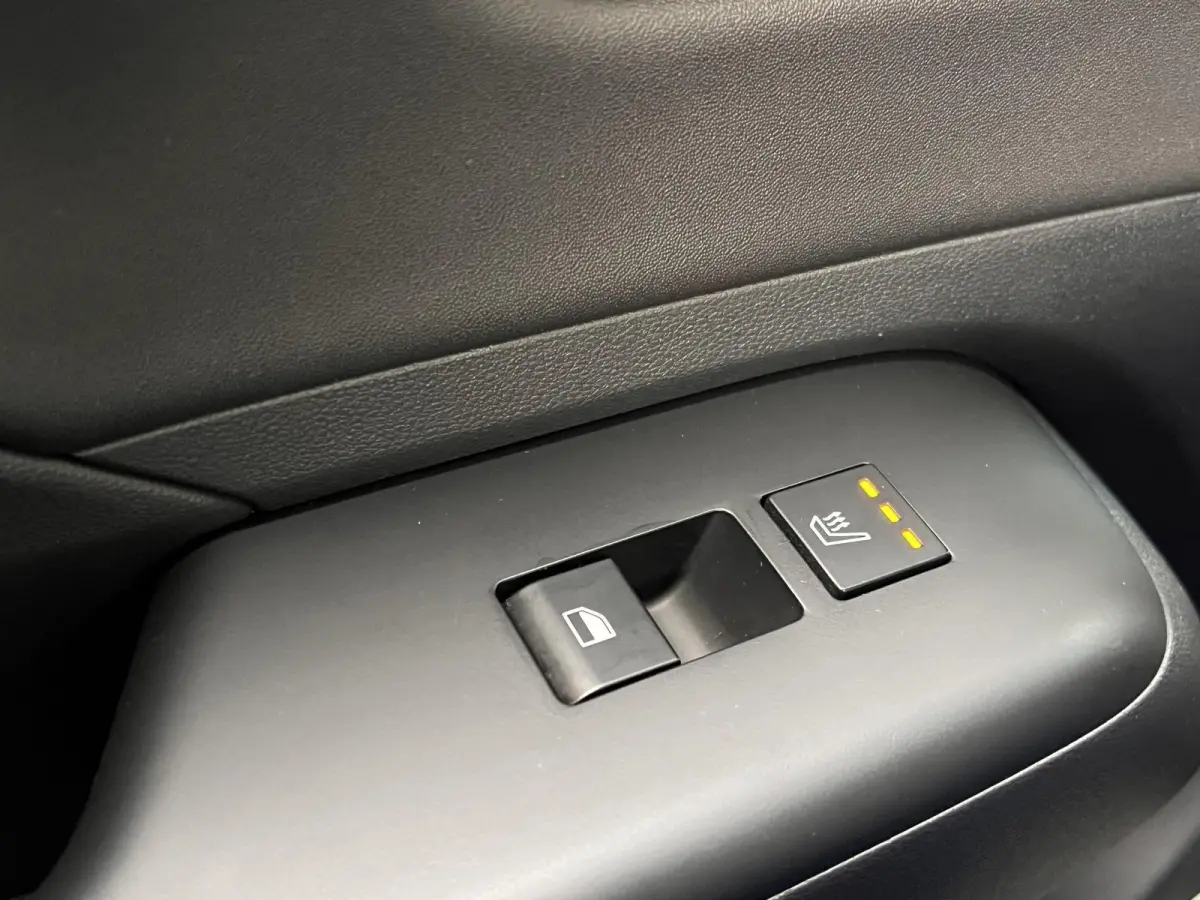 1.6 GDI HEV Premium Sky / Fabrieksgarantie tot 10-2028 / Schuifdak / Leder / Camera 360° / Elektr. stoelen en klep / Stoelventilatie / Stuur-, stoel- en achterbankverwarming / Navi / Apple 