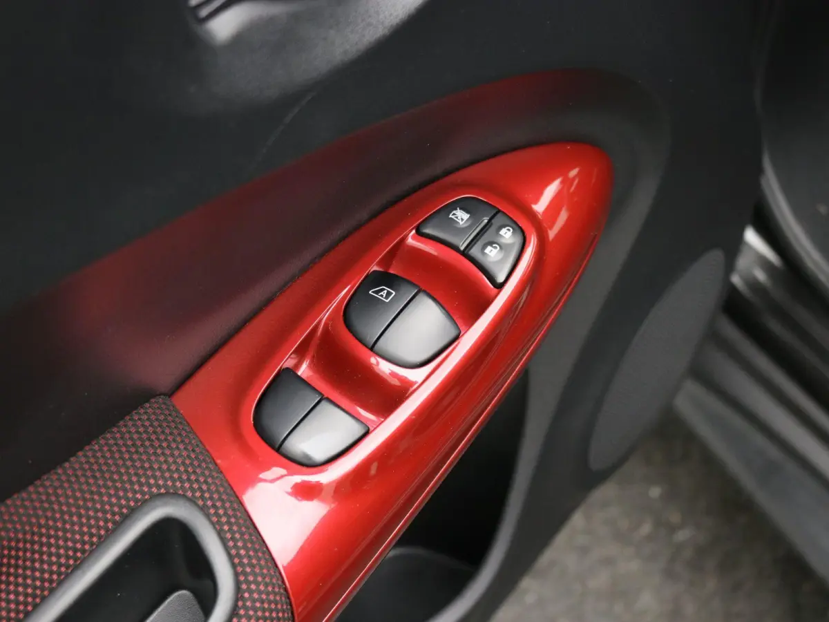 1.2 DIG-T S/S Dynamic Edition / Navigatie / Airco Climate control / Cruise Control / All Seasonbanden / Historie aanwezig / Rode design details Interieur & Exterieur / LMV / Achteruitrijcame