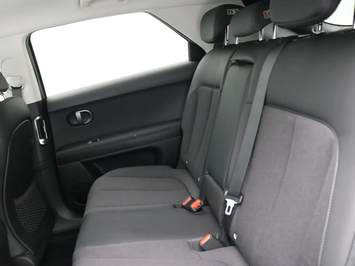 Long Range Pure Edition 84 kWh / Nieuw direct leverbaar / 3-fase / Navigatie / Perkeersensoren / 100% SoH / 5 jaar Fabrieksgarantie / 8 Jaar accu garantie /