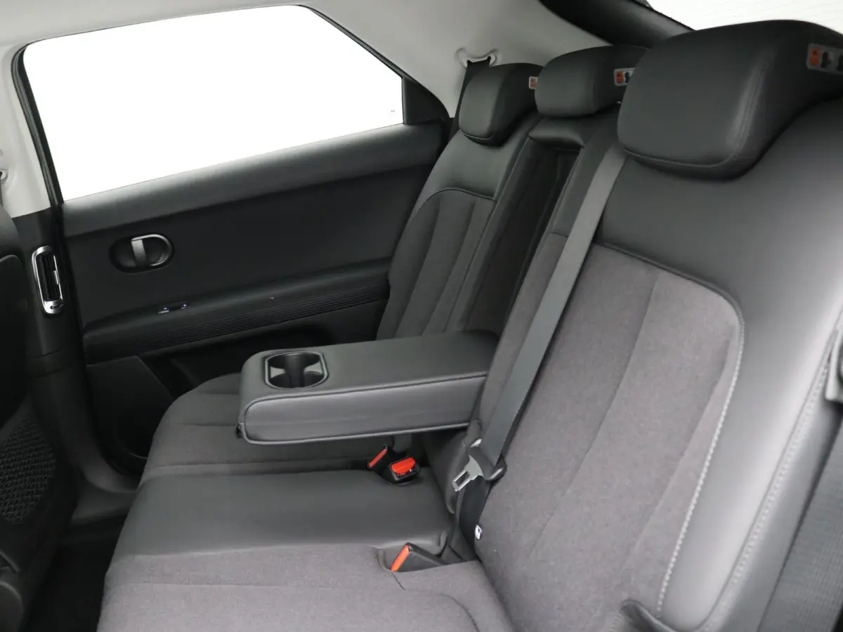 Long Range Pure Edition 84 kWh / Nieuw direct leverbaar / 3-fase / Navigatie / Perkeersensoren / 100% SoH / 5 jaar Fabrieksgarantie / 8 Jaar accu garantie /
