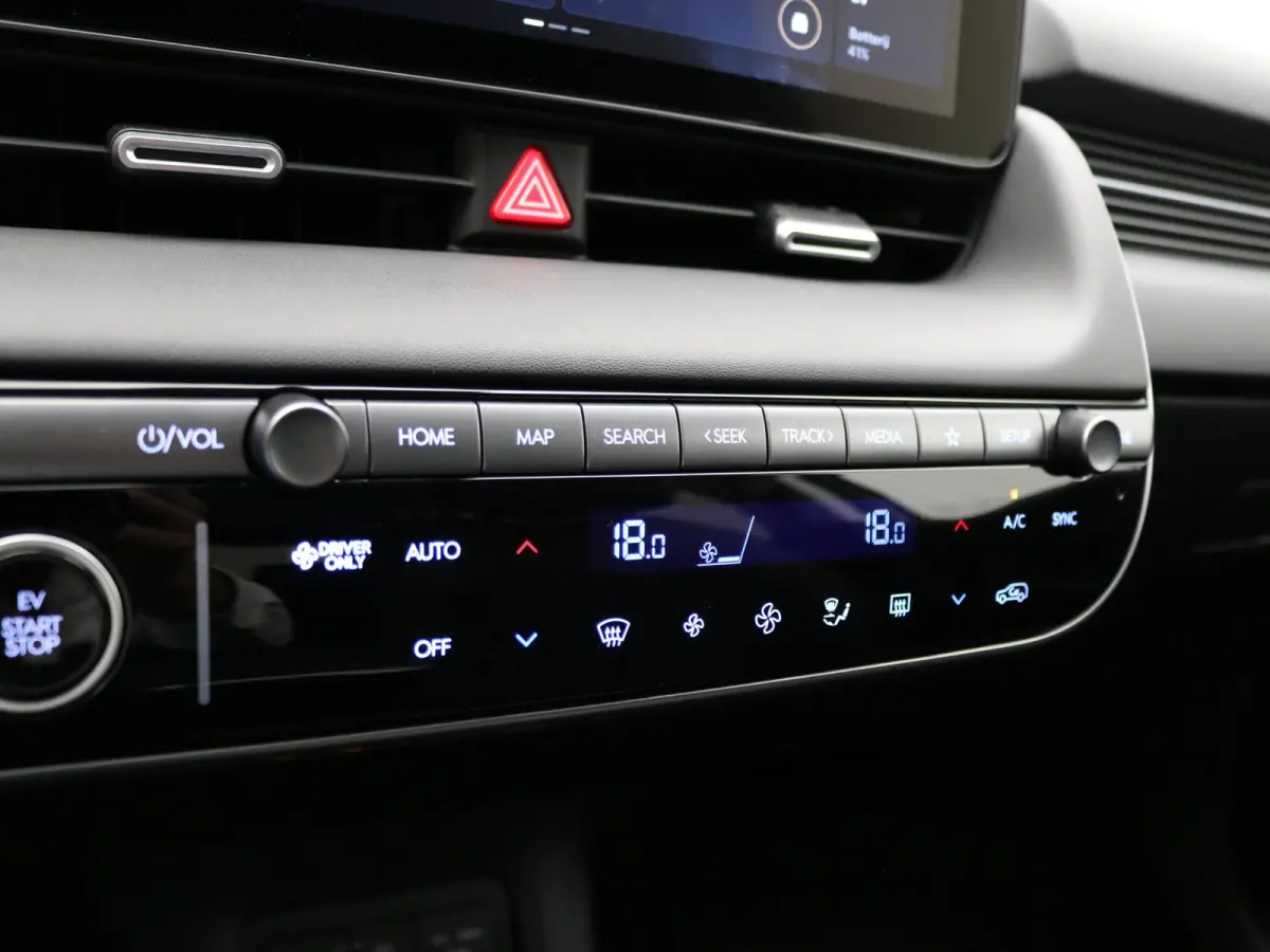 Long Range Pure Edition 84 kWh / Nieuw direct leverbaar / 3-fase / Navigatie / Perkeersensoren / 100% SoH / 5 jaar Fabrieksgarantie / 8 Jaar accu garantie /