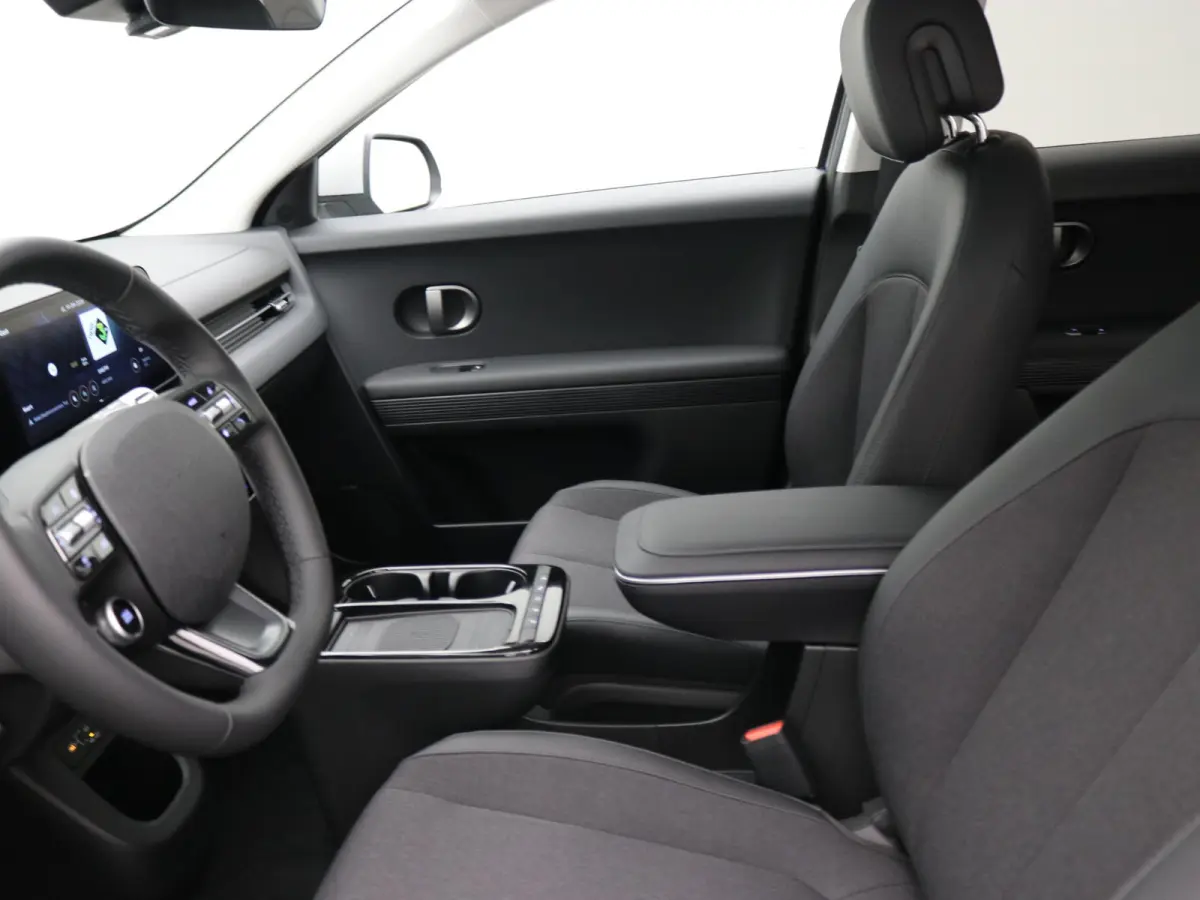 Long Range Pure Edition 84 kWh / Nieuw direct leverbaar / 3-fase / Navigatie / Perkeersensoren / 100% SoH / 5 jaar Fabrieksgarantie / 8 Jaar accu garantie /