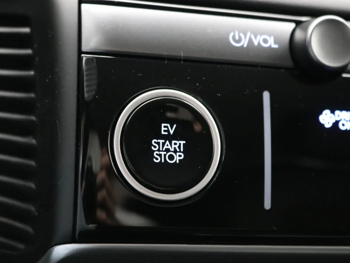 Long Range Pure Edition 84 kWh / Nieuw direct leverbaar / 3-fase / Navigatie / Perkeersensoren / 100% SoH / 5 jaar Fabrieksgarantie / 8 Jaar accu garantie /