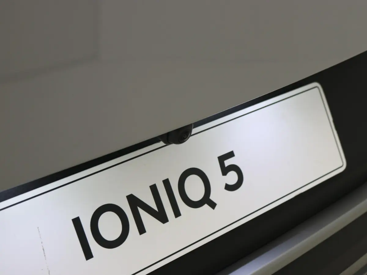 Long Range Pure Edition 84 kWh / Nieuw direct leverbaar / 3-fase / Navigatie / Perkeersensoren / 100% SoH / 5 jaar Fabrieksgarantie / 8 Jaar accu garantie /