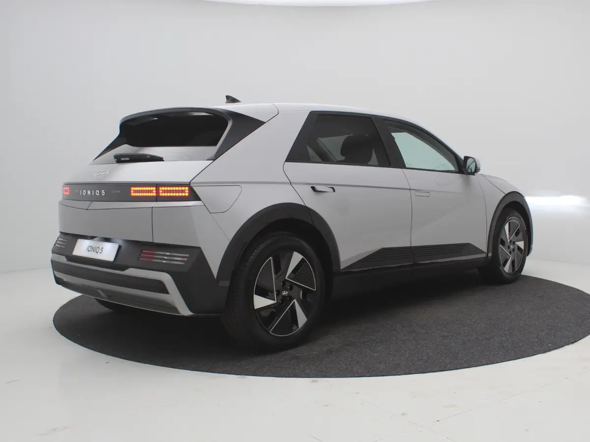 Long Range Pure Edition 84 kWh / Nieuw direct leverbaar / 3-fase / Navigatie / Perkeersensoren / 100% SoH / 5 jaar Fabrieksgarantie / 8 Jaar accu garantie /