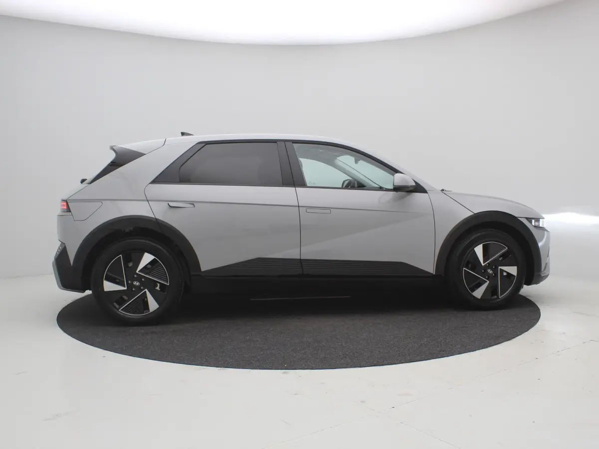 Long Range Pure Edition 84 kWh / Nieuw direct leverbaar / 3-fase / Navigatie / Perkeersensoren / 100% SoH / 5 jaar Fabrieksgarantie / 8 Jaar accu garantie /
